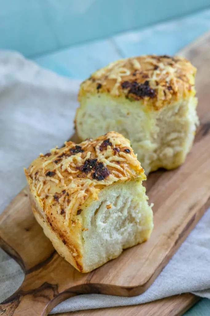 Käse überbackenes Knoblauchbrot