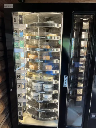 Käseautomat in Gmund gefüllt mit regionalen Spezialitäten