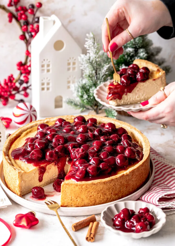 Käsekuchen mit Mascarpone und Glühweinkirschen zu Weihnachten backen. Emmas Lieblingsstücke