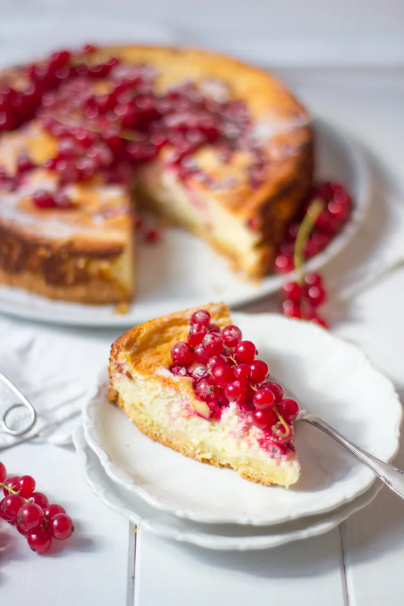 Käsekuchen mit säuerlichen Johannisbeeren als beliebter Geburtstagskuchen