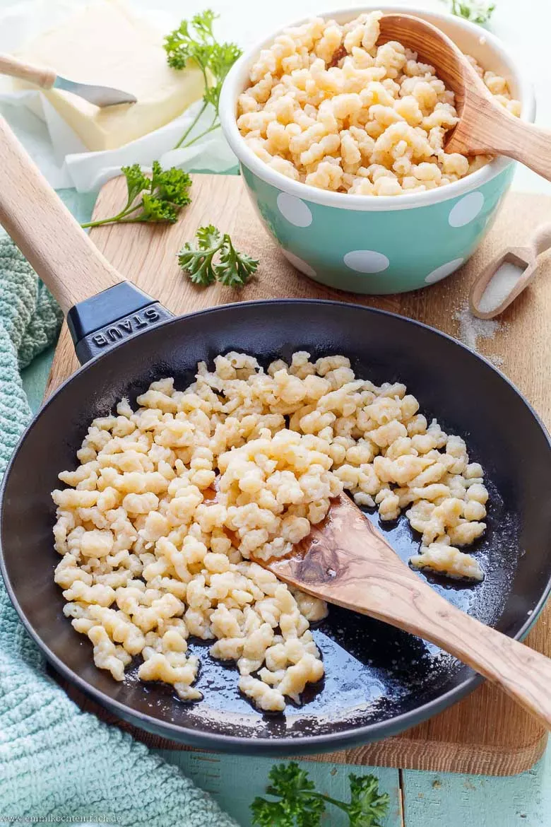 Käsespätzle mit Röstzwiebeln als traditionelles schwäbisches Gericht