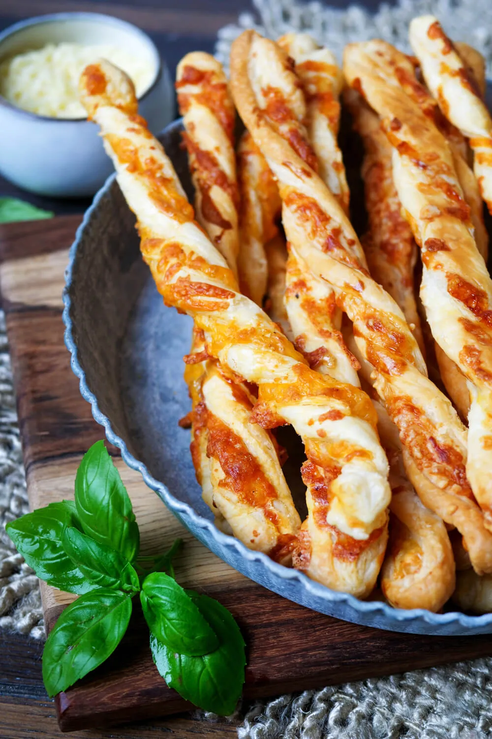 Käsestangen in einer Schale.