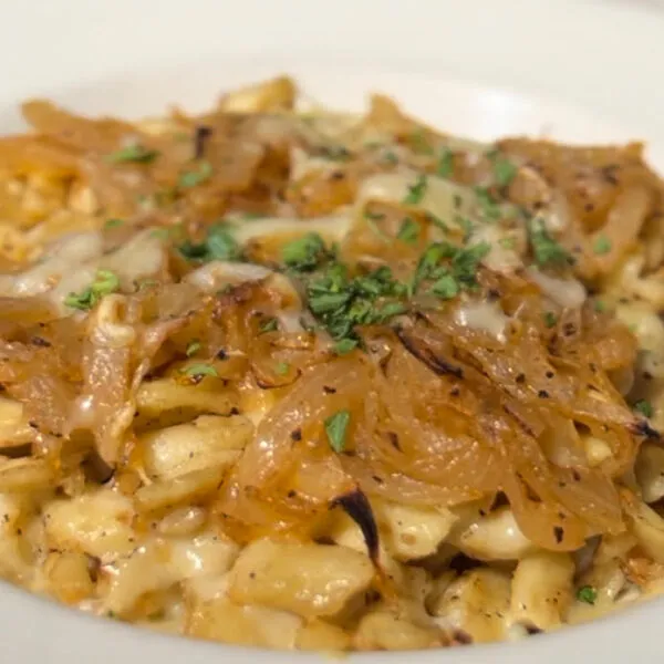 Kas’spätzle mit gebräunten Zwiebeln und einem gemischten Salat