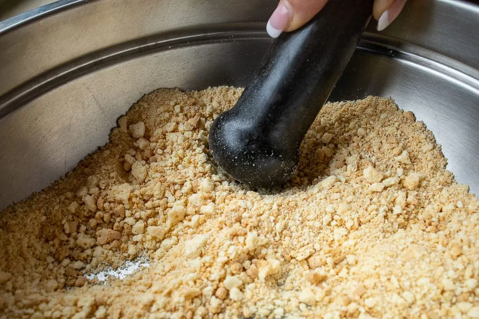 Kekse werden für den Kuchenboden zerkleinert