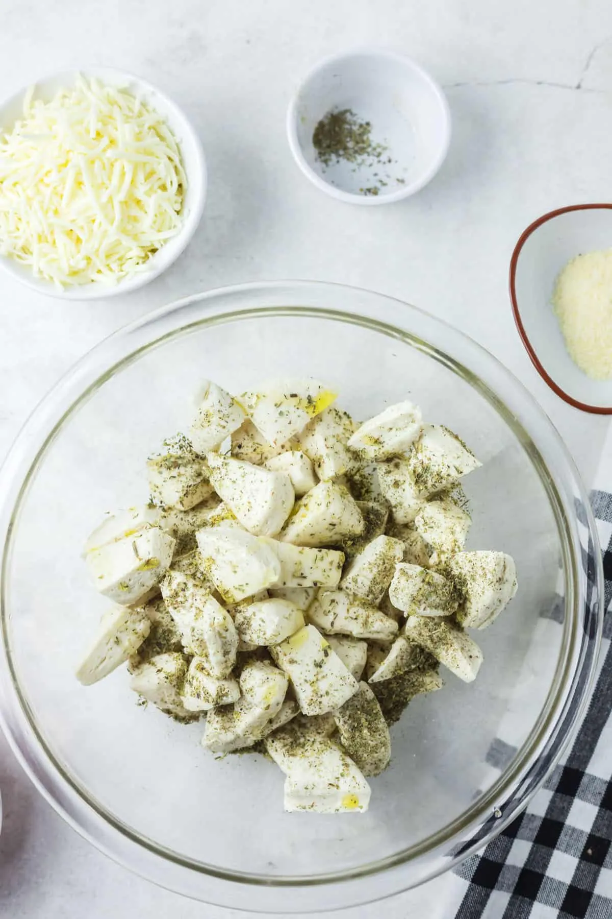 Keksteigstücke gewürzt mit italienischen Kräutern.