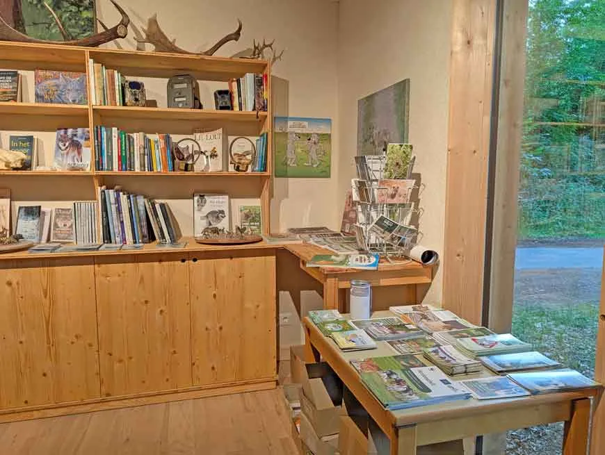 Kenny, der Wolfsberater, hält einen Vortrag über Wölfe