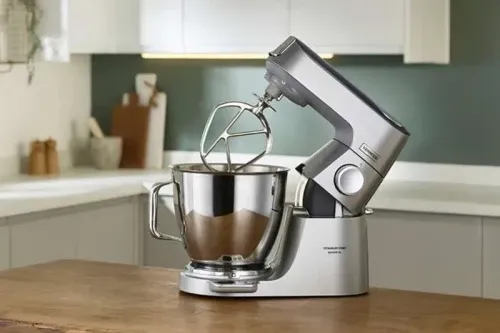 Kenwood Titanium Chef Baker XL: Eine leistungsstarke Küchenmaschine in eleganter Silberoptik, ideal für umfangreiche Backprojekte.