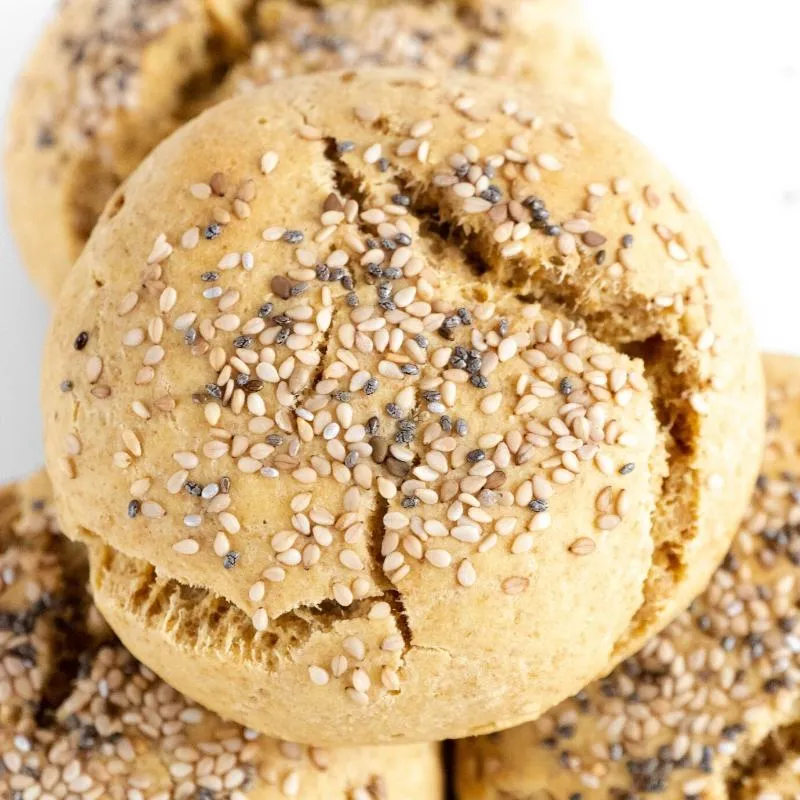 Keto Brötchen mit Sesam für ein kohlenhydratarmes Frühstück, ideal als Brotersatz in Deutschland.