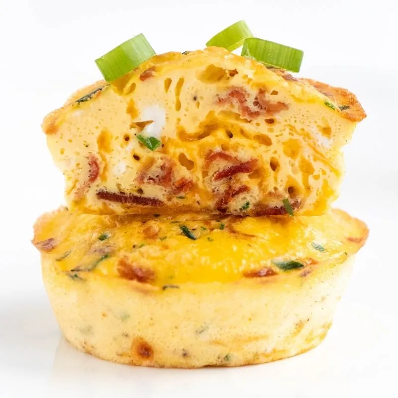 Keto Ei-Muffins mit knusprigem Bacon und geschmolzenem Cheddar, eine herzhafte und proteinreiche Frühstücksoption.