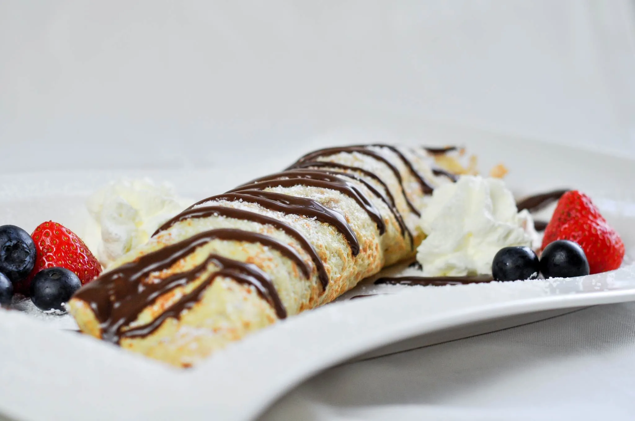 Keto Eis-Palatschinken mit Schokoladensauce