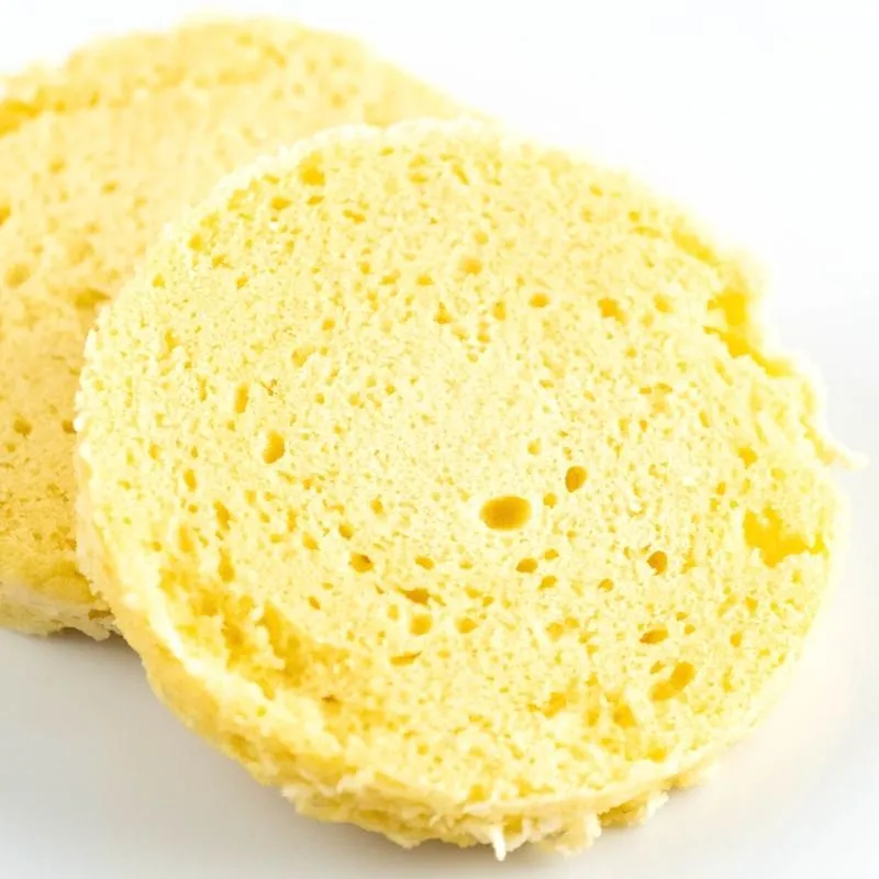 Keto Mikrowellen-Brötchen in einer Tasse