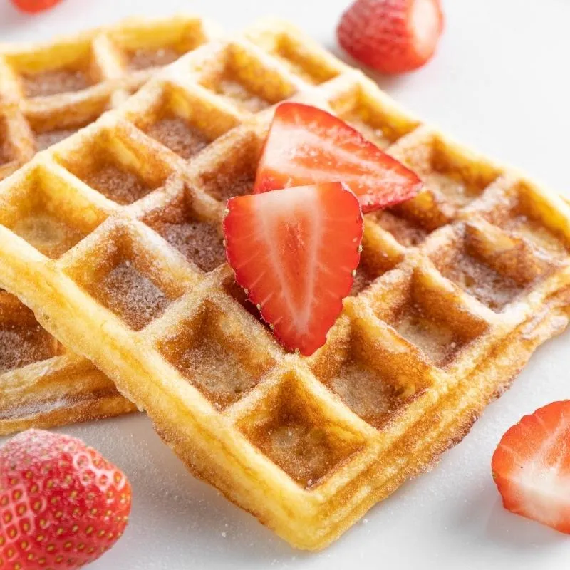 Keto Quark-Waffeln fertig gebacken, goldbraun und appetitlich angerichtet