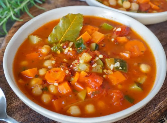 Kichererbsen-Eintopf mit Gemüse und Gewürzen