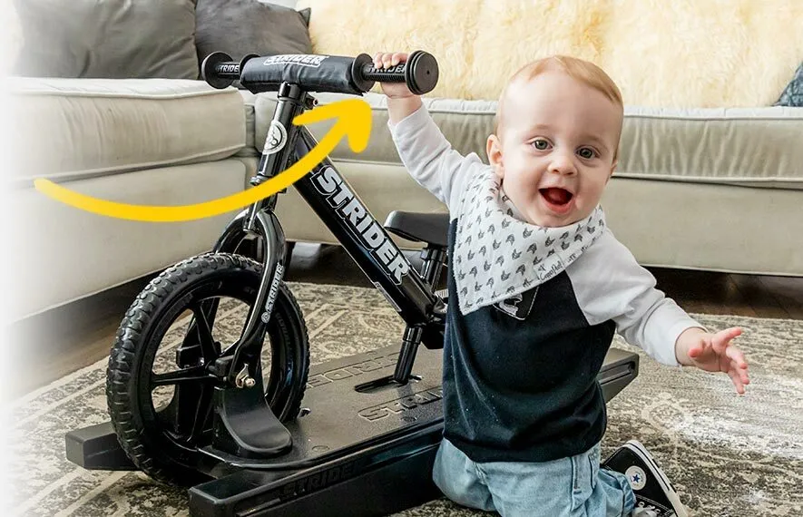 Kind fährt auf Strider Sport Laufrad, Nahaufnahme der Mini-Griffe