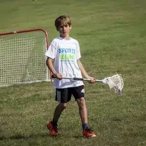 Kind spielt in den in den Feriencamps Hamburg im Naturbad Stadtparksee Lacross