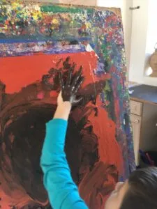 Kinder arbeiten an einem Projekt