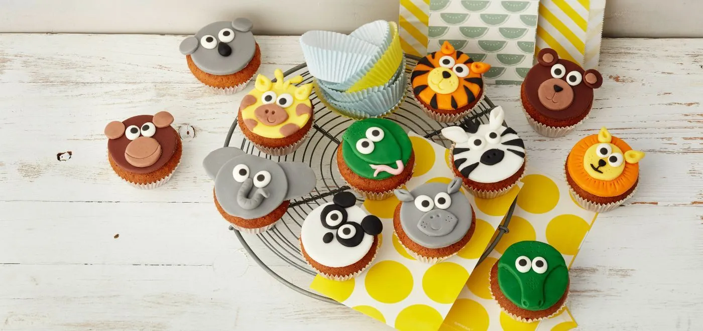 Kinder backen gemeinsam einen festlichen Kuchen für den Geburtstag