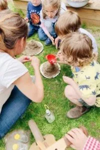 Kinder bauen und beobachten einen brodelnden Vulkan als Experiment auf einer Forscherparty.