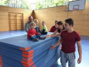 Kinder beim Geräteturnen, spielerisch und mit Freude an der Bewegung