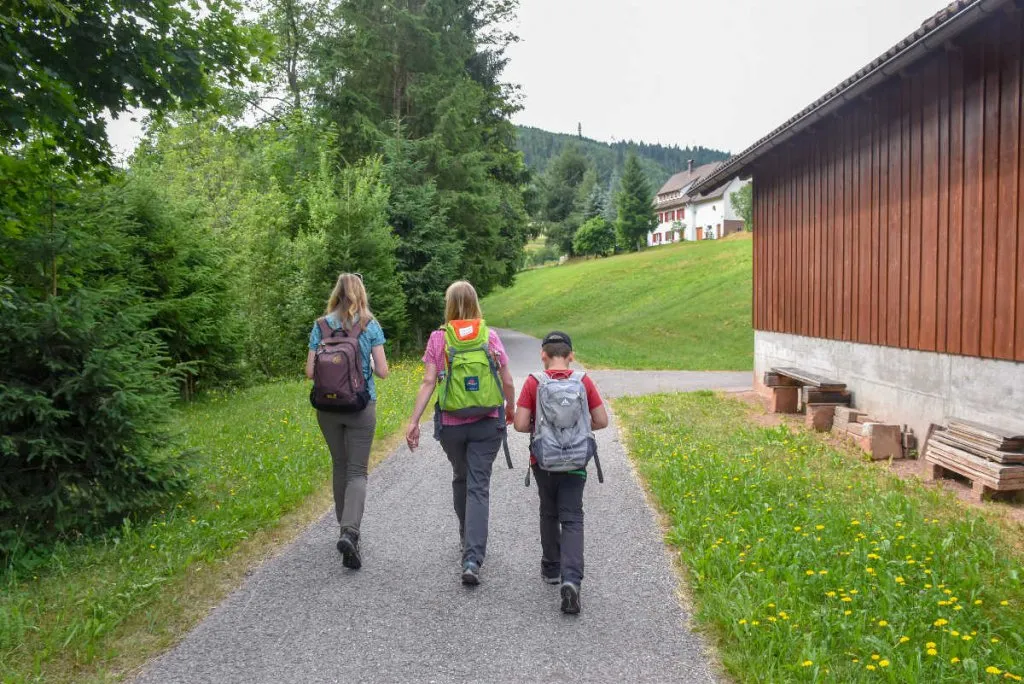 Kinder entdecken Annis Schwarzwald Geheimnis in Baiersbronn, eine spannende outdoor aktivität für Familien
