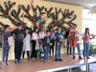 Kinder erklären an einem Stand ihre Projektarbeiten am Abschlusstag der Nachhaltigkeitswoche.