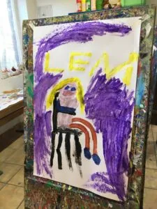 Kinder pressen Äpfel