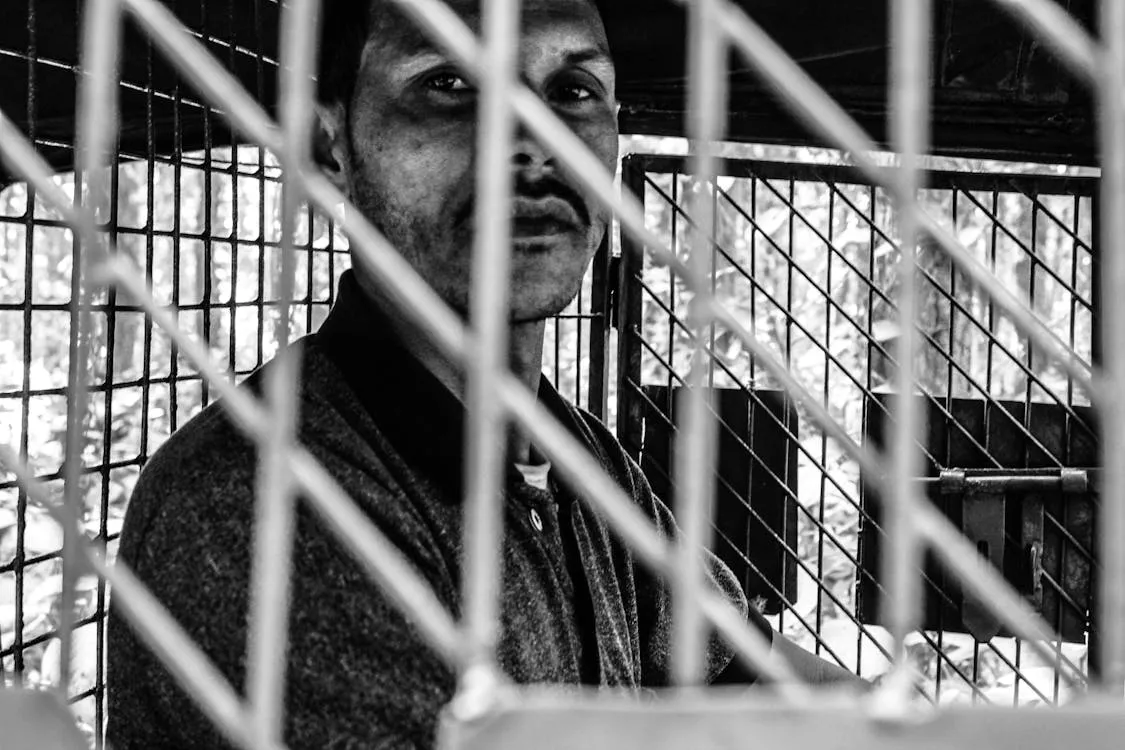 Kinder spielen mit Sand im Sandkasten