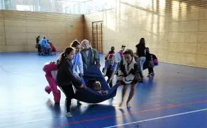 Kinder trainieren leichtathletische Sprünge und Lauftechniken im Freien