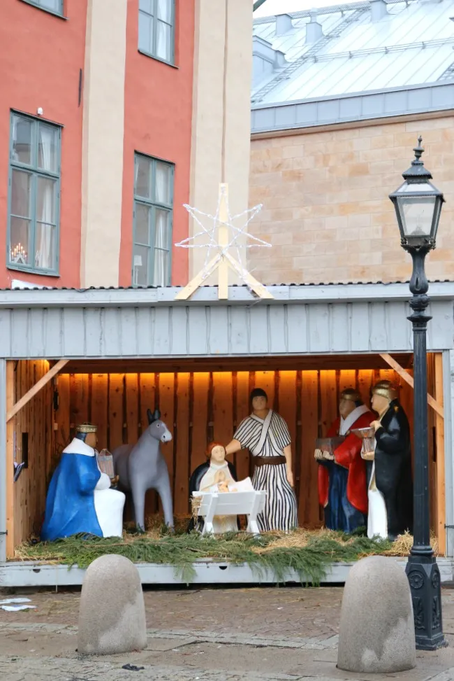 Kinder vor einem Süßwarenladen