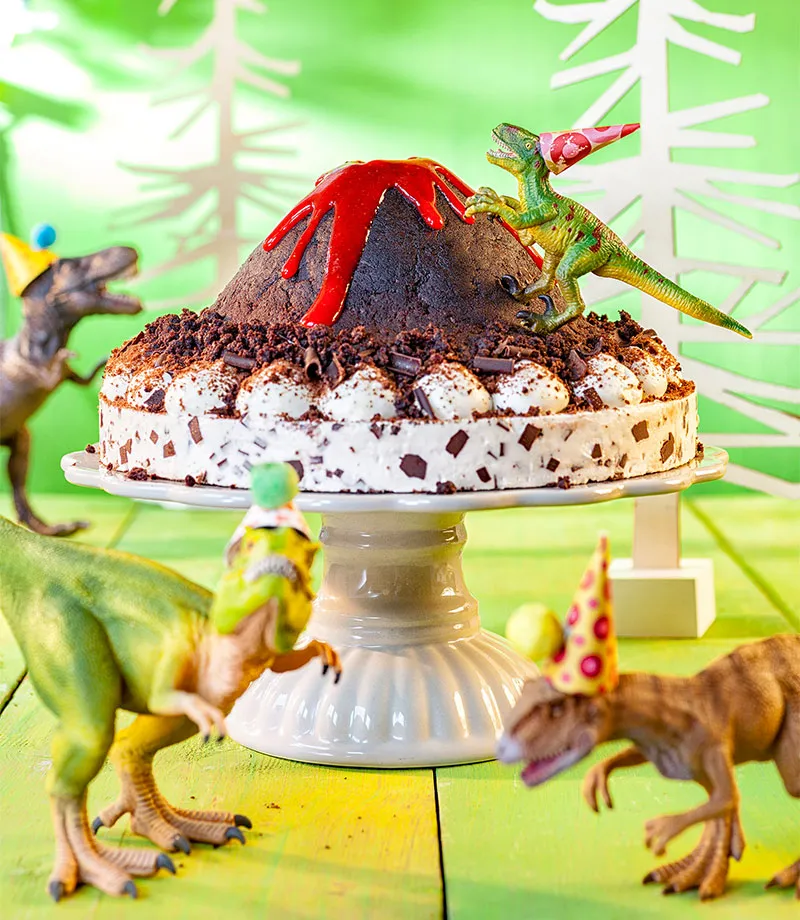 Kindergeburtstagstorte Rezept und Deko mit Dinosauriern und Vulkan