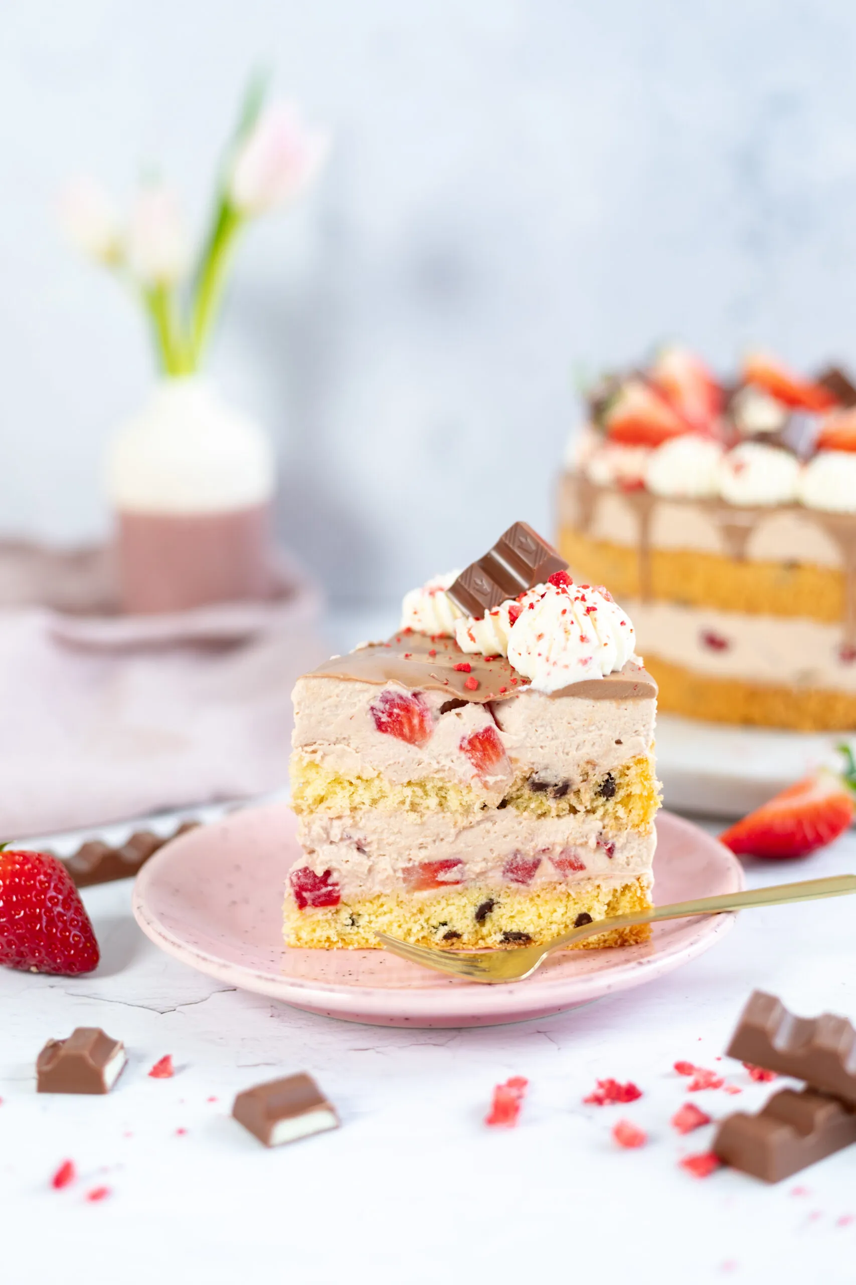 Kinderriegel Torte mit frischen Erdbeeren und Schokoglasur