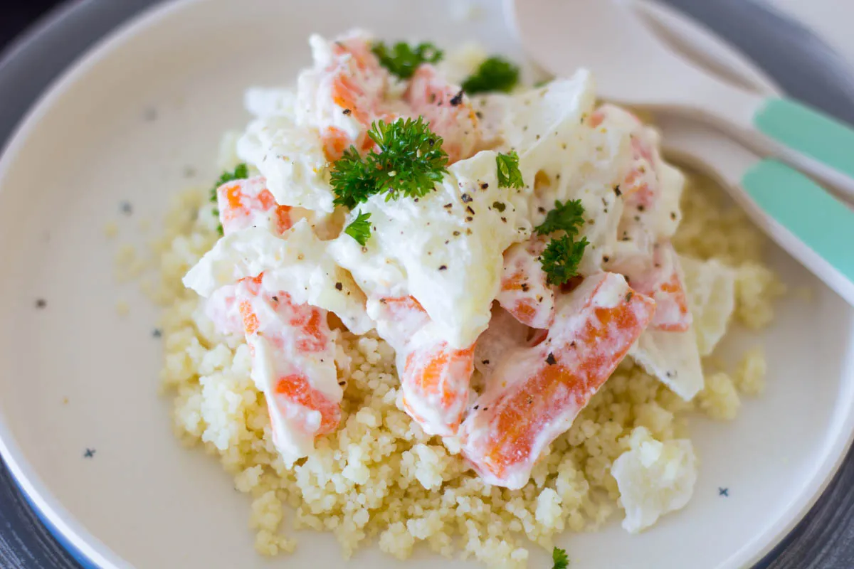 Kinderteller mit leergegessenem Couscous-Gemüse-Gericht, ein Zeichen für guten Appetit und gesunde Essgewohnheiten