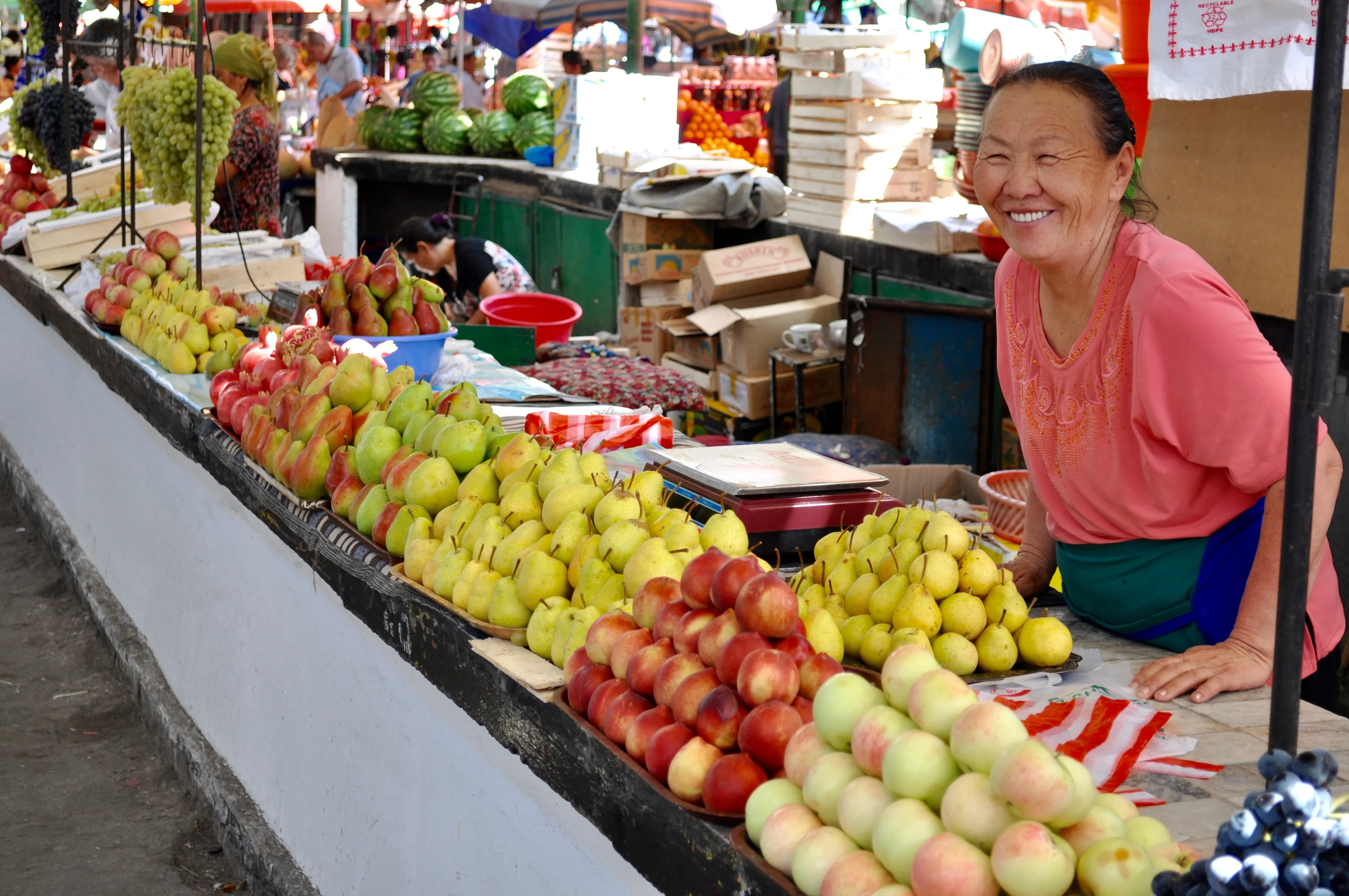 Kirgisische Früchte auf einem Basar, eine Fülle von Farben und Aromen