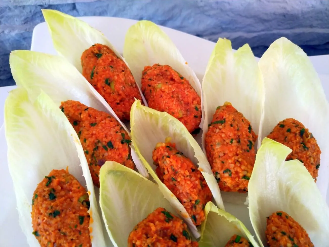 Kısır, der erfrischende türkische Bulgursalat, verfeinert mit frischen Kräutern.