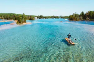 Klarer See in Deutschland, ideal zum Paddeln und für Wassersport im Sommerurlaub