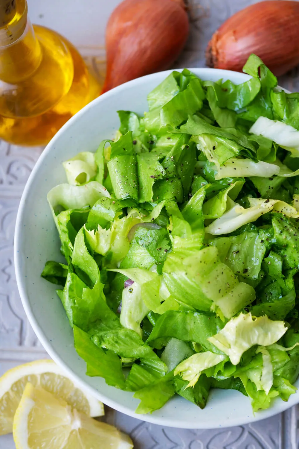 Klassisch zubereiteter Endiviensalat mit Honig-Senf-Dressing, serviert auf einem weißen Teller.