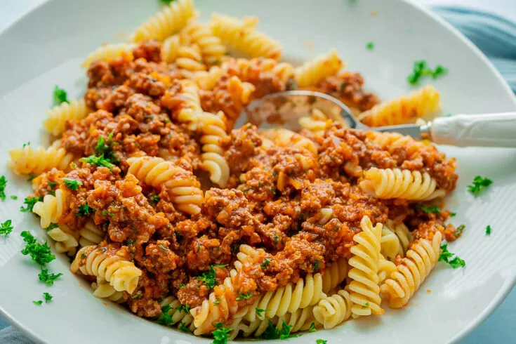 Klassische Bolognese mit frischen Tomaten, schnell zubereitet für ein köstliches Pasta-Mittagessen