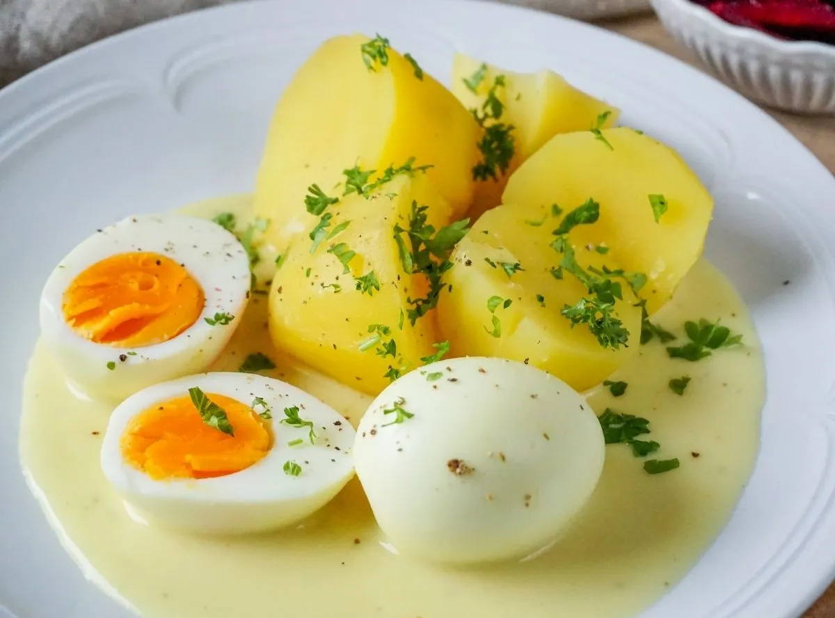 Klassische Eier in Senfsoße mit Pellkartoffeln als deftiges Mittagessen