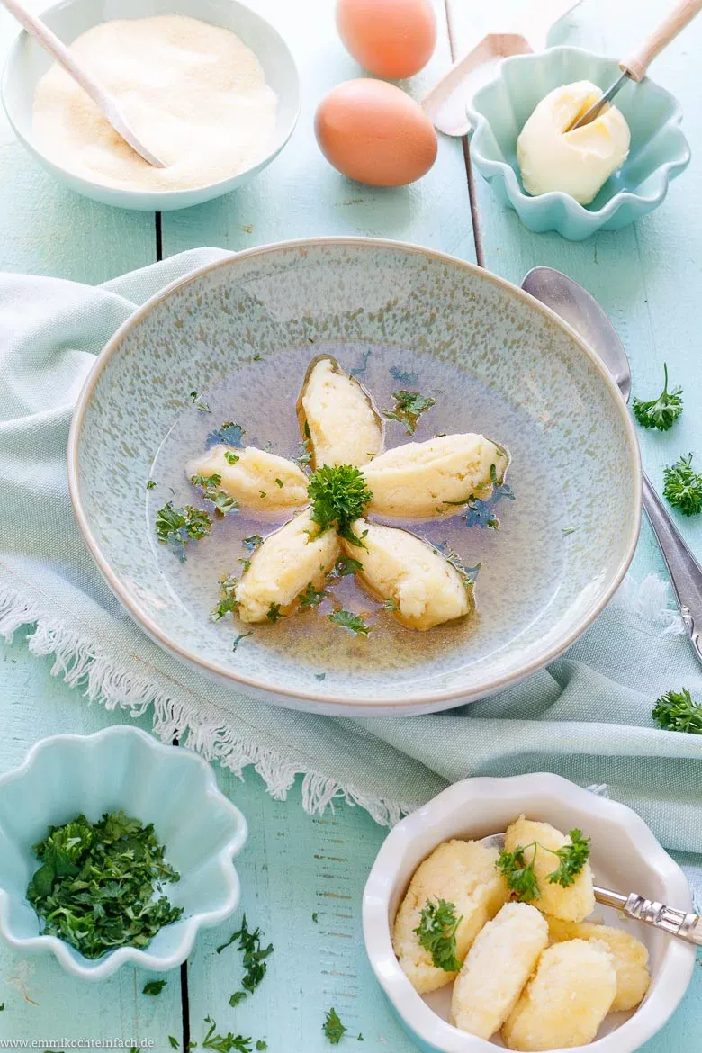 Klassische Grießklößchensuppe mit Petersilie, warm und einladend