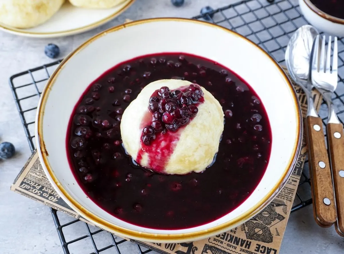 Klassische Hefeklöße mit Vanillesoße und Mohn