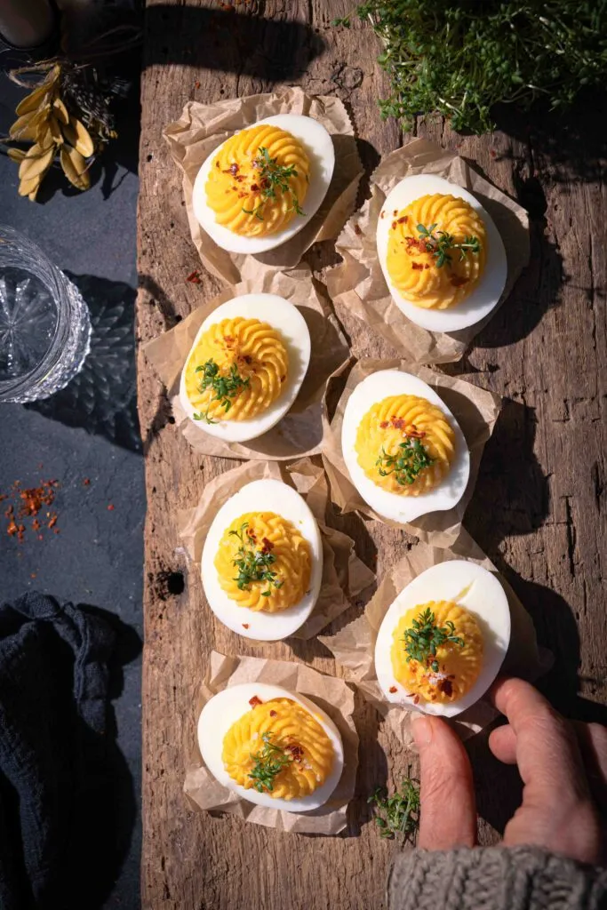 Klassische russische Eier nach Omas Rezept, festlich angerichtet auf einem Teller