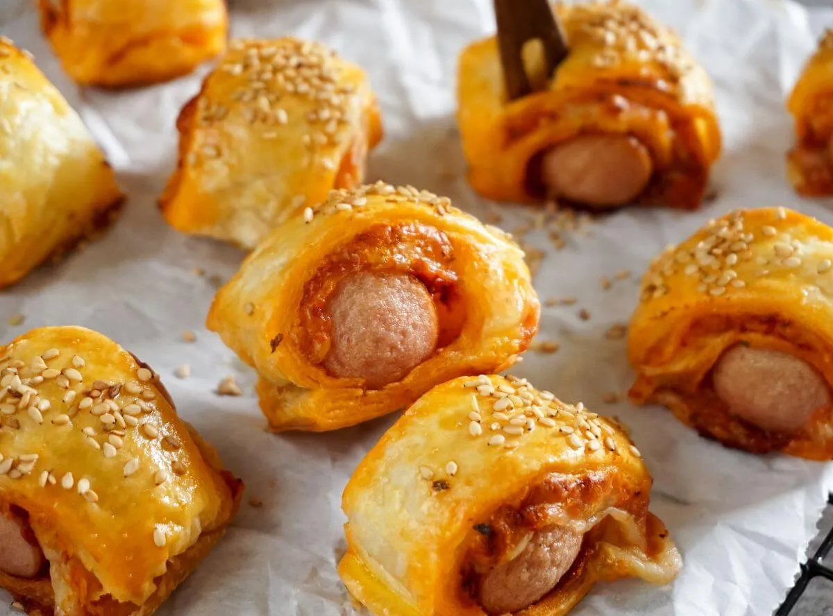 Klassische Würstchen im Schlafrock aus Blätterteig, ein schneller Party-Snack für Groß und Klein