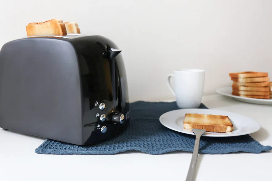 Klassischer 2-Scheiben-Toaster im Einsatz, um das perfekte Frühstück zu zaubern
