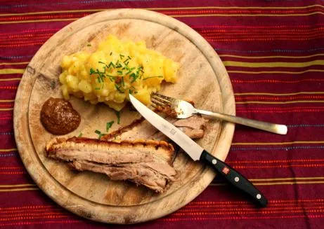 Klassischer deutscher Kartoffelsalat, vielseitig und perfekt vorbereitbar für sommerliche Grillabende oder Picknicks.