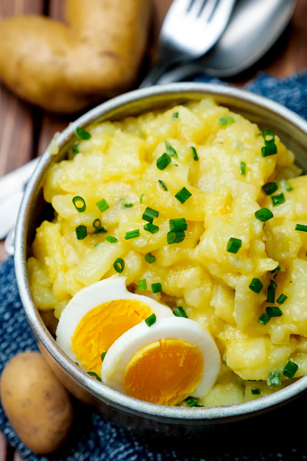 Klassischer Kartoffelsalat mit Brühe und Senf auf die schwäbische Art