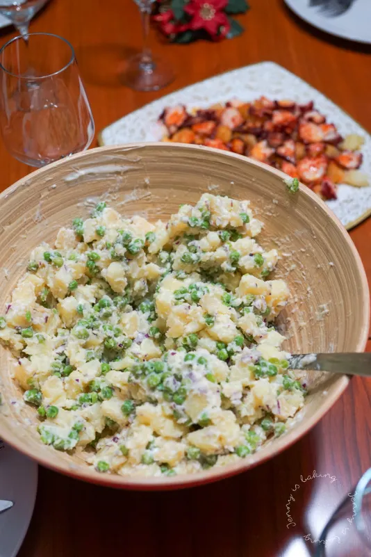 Klassischer Kartoffelsalat mit Erbsen und Mayonnaise, ein beliebtes Weihnachtsgericht am Heiligabend in Deutschland