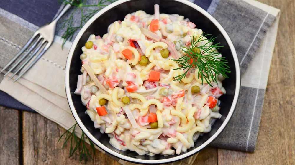 Klassischer Nudelsalat in Schale