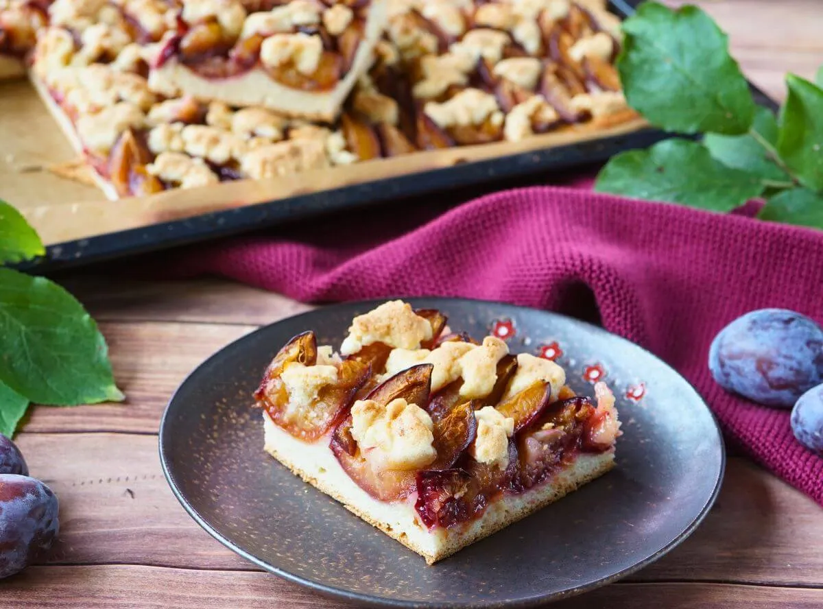Klassischer Pflaumenkuchen vom Blech mit Streuseln und Hefeteig.