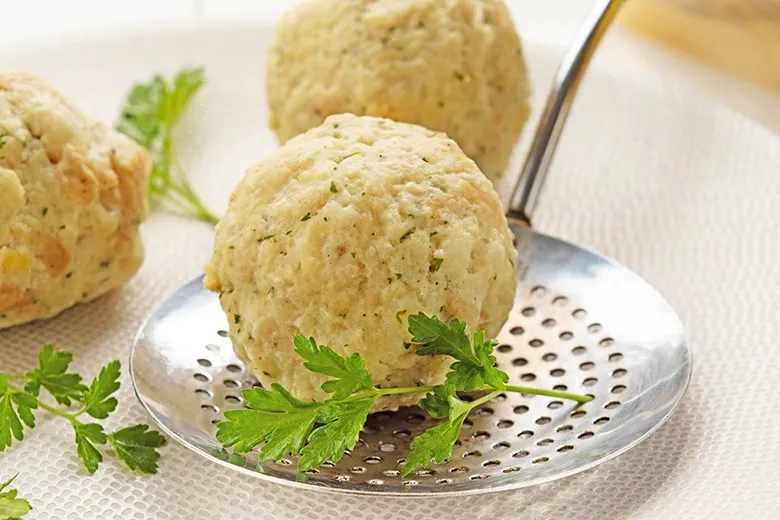 Klassischer Semmelknödel