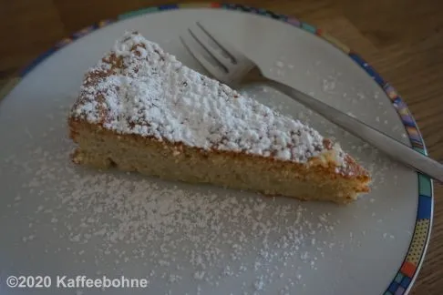 Klassischer spanischer Mandelkuchen, einfach und elegant mit Puderzucker bestreut